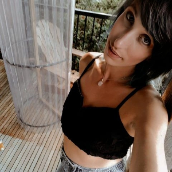 Meet your Posher, Lara - Picture 1 of 1